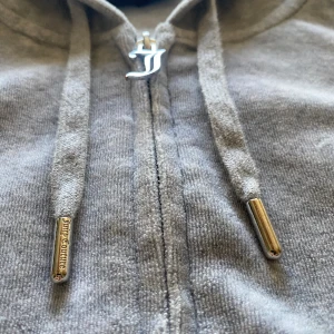 Juicy kofta - Jätte fin kofta som har blivit för liten, nästan aldrig använd och inga skador eller effekter på koftan. Pris kan diskuteras 💕