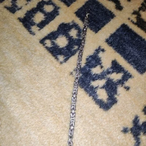 Guld armband - Säljer nu mitt kejsar guld armband som tyvärr tappat färgen. Den är bra storlek och står att det är 18K. Säljs för 200kr.