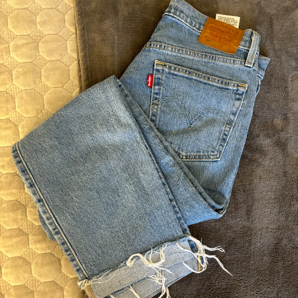 Ett par Levis jeans storlek 38, kättefina men för stora för mig. . Jeans & Byxor.