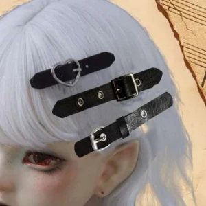 Hårspännen - Fina hårspännen i fauxläder. Supersöta men aldrig kommit till användning för mig.