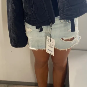 Lågmidjad jeanskjol  - Säljer min otroligt snygga Lågmidjade jeanskjol då jag har flera liknande. Trendig p skit snygg till sommar/ vår. Bra skick! 