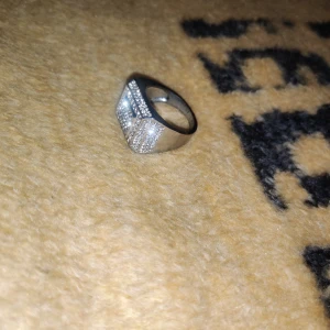 Ringar - Säljer en guld och en silver ring. 1 st 150kr eller 2st för 200kr