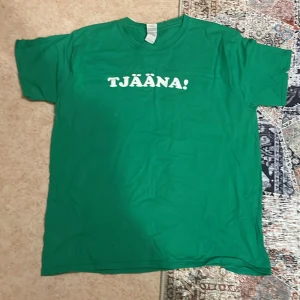 Grön tshirt i storlek XL - Skriv privat infall du har frågor 