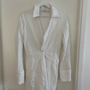 Klänning - Köpt på Vinted, men var för kort för min smak. Hon har enbart använt den 1 gång