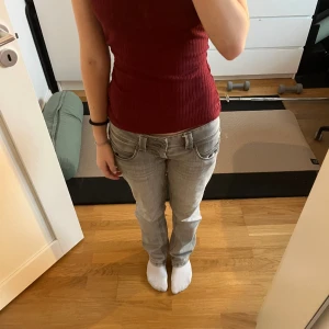 Lågmidjade jeans❤️ - Säljer de här sjukt snygga o populära pepe jeansen!! De passar tyvärr inte mig längre så ska köpa ett par nya i en annan storlek för att jag tycker om de så mycket.  De är helt slutsålda så passa på att köpa nu! Jag är 164cm⭐️