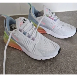 Nike air270 - Testade 10 min i torr väderlek på asfalt.  SÅ snygga, size 36 en riktig IT-sko, passar till ALLT.   Limiterad upplaga, SÅ läckra!   Innermått i cm; 23 cm  NYPRIS över 2000:-