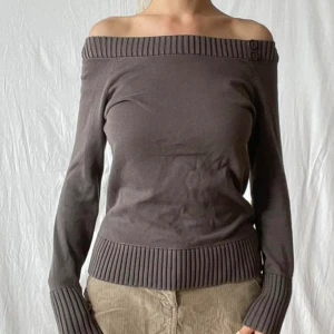 Of shoulder tröja - Fin tröja med knapp detalj