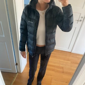 Peak Performance Jacka - Säljer min peak jacka på grund av att jag inte använder den längre, har haft i typ ett år och är fortfarande väldigt fräsch. Jag tror ny pris är runt 2000, och säljer den då för 600 eftersom den ändå är ganska mycket använd! 