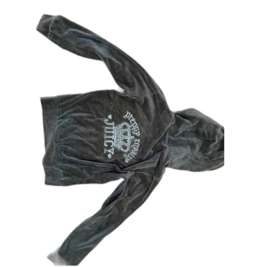 Juicy coutore zip up  - Äkta juicy  coutore zip up hoodie står att det är storlek M men är som en XS 💗