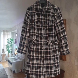 Vintage "Look" kappa  - Kappan är från Lindex storlek 38 härligt mönster i svart vitt rosa ..har fickor och knappar