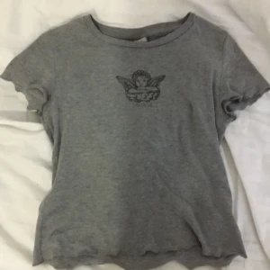Baby tee - Söt top som inte kommer till användning. Läs bion före du köper.