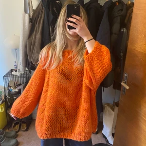 Stickad tröja  - Stickad tröja. Finns ej märke samt storlek. Bär själv ofta xs/s. Fint skick. 😊