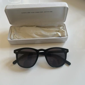 Chimi solglasögon berry 001 - Chimi solglasögon i färgen berry 001. Bra skick men använda. Box, fordral och duk ingår. 