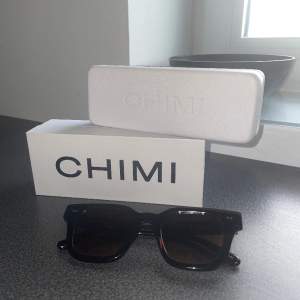 Mycket fina CHIMI 04 i toppskick! Säljes då jag köpt nya solglasögon. 🕶️ De är i storlek L (146mm) och har färgen Brown. Nypris: 1 350 kr. Hör av dig om du har några frågor eller vill se fler bilder. 😊