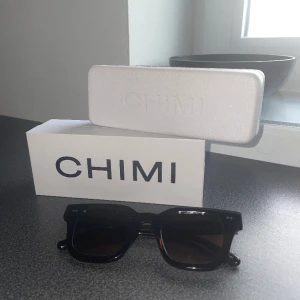 CHIMI 04 (Brown) - Mycket fina CHIMI 04 i toppskick! Säljes då jag köpt nya solglasögon. 🕶️ De är i storlek L (146mm) och har färgen Brown. Nypris: 1 350 kr. Hör av dig om du har några frågor eller vill se fler bilder. 😊