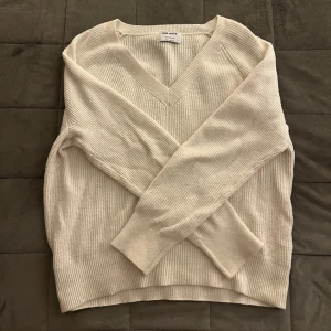 Stickad tröja - Stickad V-neck tröja köpt på en Old Navy butik i USA förra året. Knappt använd! Superskönt material