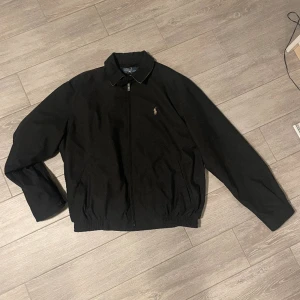 Ralph lauren jacka  - Säljer en Ralph lauren jacka som länge varit en favorit, bra skick och i storlek M med lite Lose passform