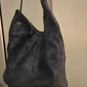 Stella McCartney väska - Ej äkta, lite missfärgad på kedjan annars fint skick! 