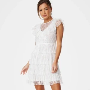 Litzy frill dress - Säljer den här superfina ”litsy frill dress” från bubbleroom, som är helt slut på hemsidan. Säljer då jag har hittat en annan studentklänning. Lappen sitter kvar!