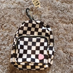 Mini väska  - Super gullig mini väska! Helt ny med lappen kvar. Köpt i london💗