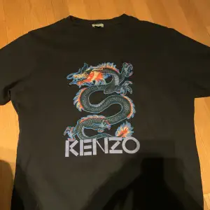 Säljer denna kenzo tröja som aldrig kommer till användning den är i storlek L men den sitter som en M 