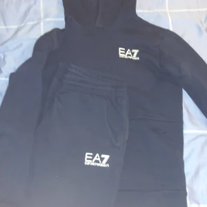 EA7 dress  - Storlek på hela dressen är 160cm. Priset kan diskuteras vid snabb affär. 