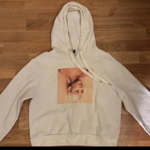 ariana grande sweetener hoodie - bra skick! knappt aldrig använd och mest hängt i min garderob  för fler bilder eller några frågor skicka ett meddelande 