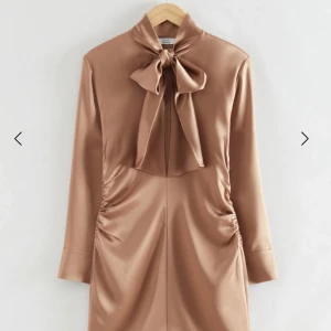 Klänning i satin  - Storlek 36 helt ny 