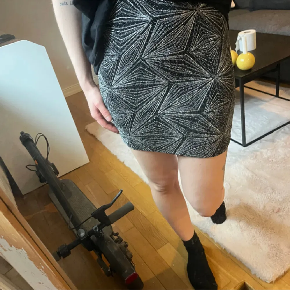 Helt ny kjol från Vero Moda / Noisy May. Sol ☀️ Strechigt material som följer kroppen på ett smickrande sätt.   Storlek S ❤️ Lappar kvar.  . Kjolar.