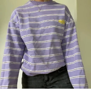 Sweatshirt  - Säljer denna super söta sweatshirt som jag köpte här på plick för ett tag sedan pga att jag inte gillade hur den satt på mig. Hoppas någon annan gillar den :) 