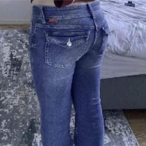 Säljer dessa så fina populära jeans från hm i storlek 34❤️ JÄTTE bra skick säljer endast pga lite korta, jag är 167/168 passar perfekt till någon som är 165 eller kortare❤️