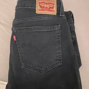 Levi’s superlow bootcut. Sköna jeans som är långa (34). Det är midjestorlek 29, men dom blev lite mindre då jag råkade tvätta i lite höga grader, så passar perfekt S-M. Inte använt alls mycket så dom ser som nya ut. 