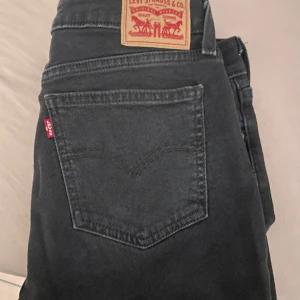 Levi’s lågmidjade bootcut  - Levi’s superlow bootcut. Sköna jeans som är långa (34). Det är midjestorlek 29, men dom blev lite mindre då jag råkade tvätta i lite höga grader, så passar perfekt S-M. Inte använt alls mycket så dom ser som nya ut. 