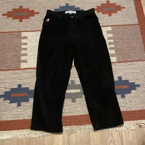 Manchesterbyxor Polar Skate Big Boys  - Ett par svarta Polar Skate Big Boys Manchesterbyxor i jättebra skick. Inga defekter överhuvudtaget och skönt material