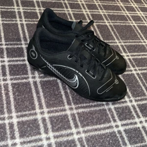 Nike Mercurial Vapor 14 - Barnfotbollsskor i storlek 35. I bra skick. Nypris 1600kr