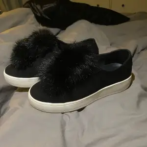 Säljer nu dessa Steve Madden skor i super bra skick då de tyvärr är för stora för mig💞 Ny pris 1100kr