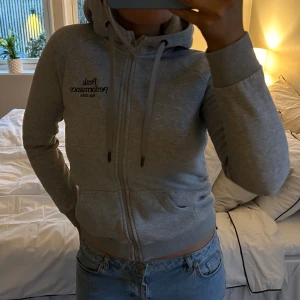 Ziphoodie - Säljer denna fina ziphoodie 💕 Storlek S men skulle säga att den passar både XS och M beroende på hur man vill att den ska sitta💕