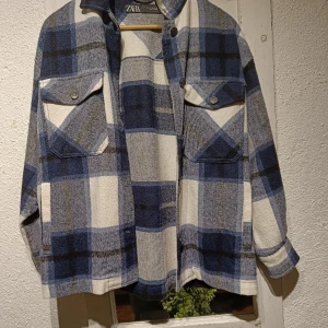 Skjortajacka från Zara  - En snygg skjortajacka från Zara i xs