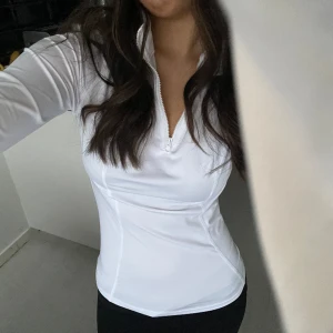 snygg träningströja - Svinsnygg trendig träningströja i vit färg. Aldrig använd då jag råka beställa 2 stycken I samma gång storlek S , superfint skick och perfekt för träning.❤️