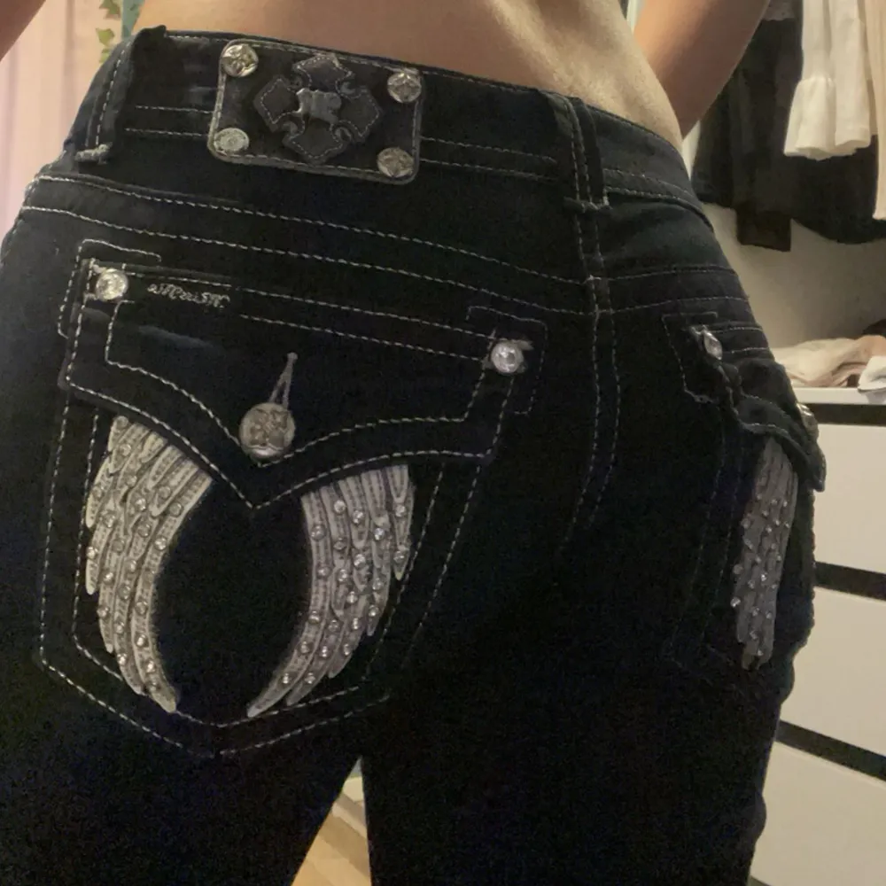 Low waist Miss Me Jeans med glittriga fickor. Kommer inte till användning så därför jag valt att sälja dem. Ser ut som helt nya då jag inte använt dem mer än 2 gånger.. Jeans & Byxor.