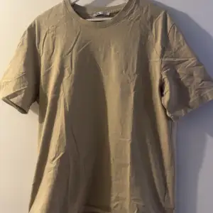 Säljer denna tshirt som inte längre kommer till användning. Är knappt använd och T-shirten kommer vara strykt då jag postar paketet 