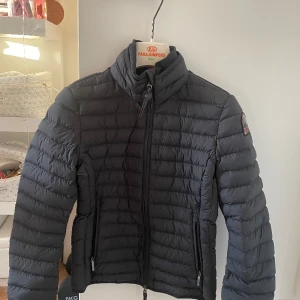 Pjs dunjacka, Parajumpers  - Aldrig använt storlek XS, säljs för 2000 kr