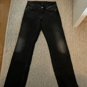 Säljer ett par svarta Low waisted straight jeans i modellen Arrow från weekday som är mörk grå/ svarta i storlek w24l34. byxorna är i bra skick men är lite upptrampade där nere men inget som är sönder ( kontakta för bilder ) 💕 (köparen står för frakt