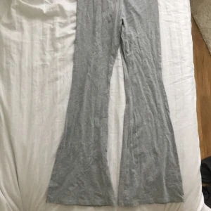 Low waist flare leggings - Säljer muna low waist flare leggings från shein. De sitter jätte bra och är low waist. Använt 2 gånger, ser nya ut. Läs bion före du köper