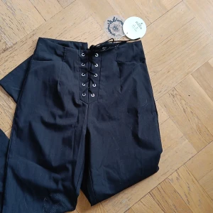 Byxa från ELENZA med snörning i midja - Storl S Helt nya med ragg kvar Dragkedja bak i midjan