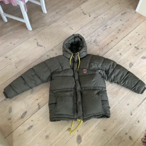 Säljer grön fjällräven jacka - Säljer denna jätte fina olivgröna fjällräven jackan. Den är i storlek xxs men passar s och m och den är i fint skick. Hade tänkt sälja den för 3000 och nypris 6999. Det är bara att skriva om ni undrar något. 🥰