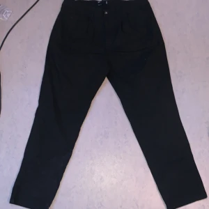 Svarta asos Jeans - Helt oanvända är i bra skick, går att diskutera pris  L30”S76cm  W32”81cm Köparen står för frakten 