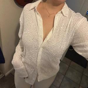 Vit glitter skjorta  - Fin oversized skjorta som inte kommer till användning. I stolek xs från bikbok💗 i super fint skick! Finns inte på hemsidan längre.