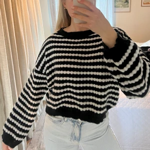 Stickad tröja  - Randig stickad tröja!🖤