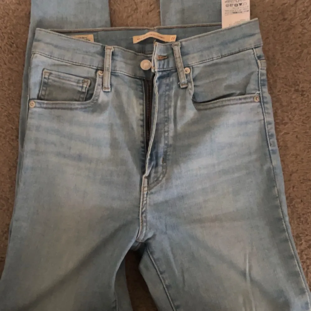 Superfina somriga jeans som är tyvärr för små på mig! Köpta för mer än 1000 kr, storlek 27 (XS-S), använda bara en sommar. Gäller frakt eller mötas upp i Kristianstad. . Jeans & Byxor.